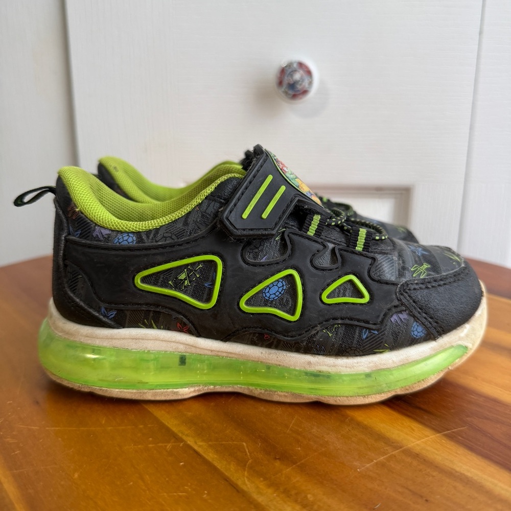 Teenage mutant‎ ninja turtles shoes size 11